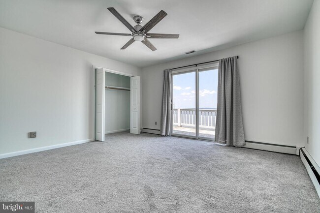 Building Photo - 2166 Lake Dr