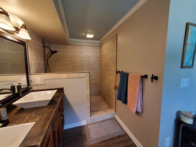 Building Photo - 305 Fairview Dr