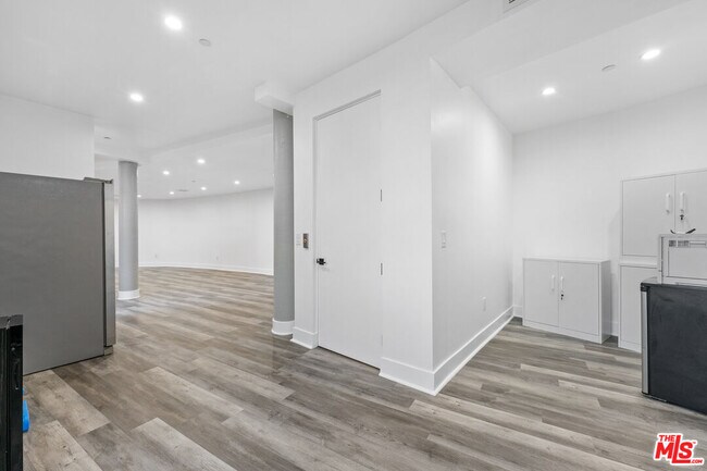 Building Photo - 6181 Temple Hill Dr