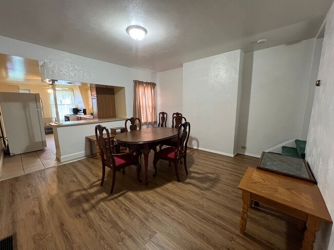 Building Photo - Sharpsburg - 3 BR House, Dining Room, Larg...