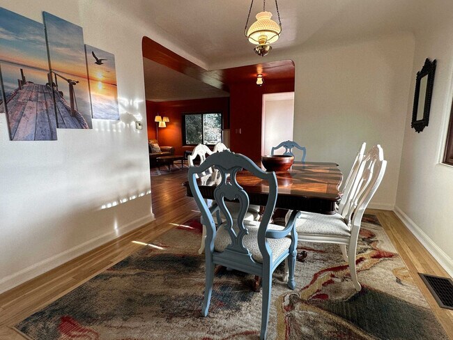 Building Photo - 1430 W Hendrickson Rd