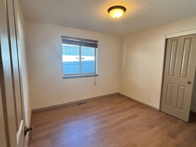 Building Photo - Mountain Views- La Pine