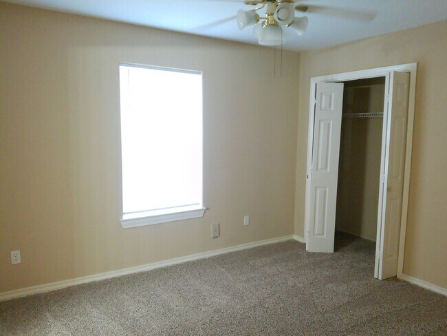 Building Photo - 1818 Rodd Field Rd