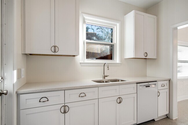 Building Photo - 1647 Lake Ella Dr