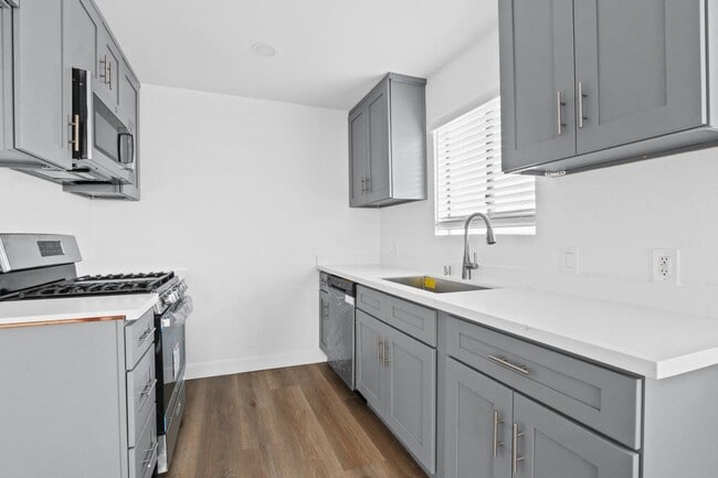 Building Photo - 525 W. 8th St.