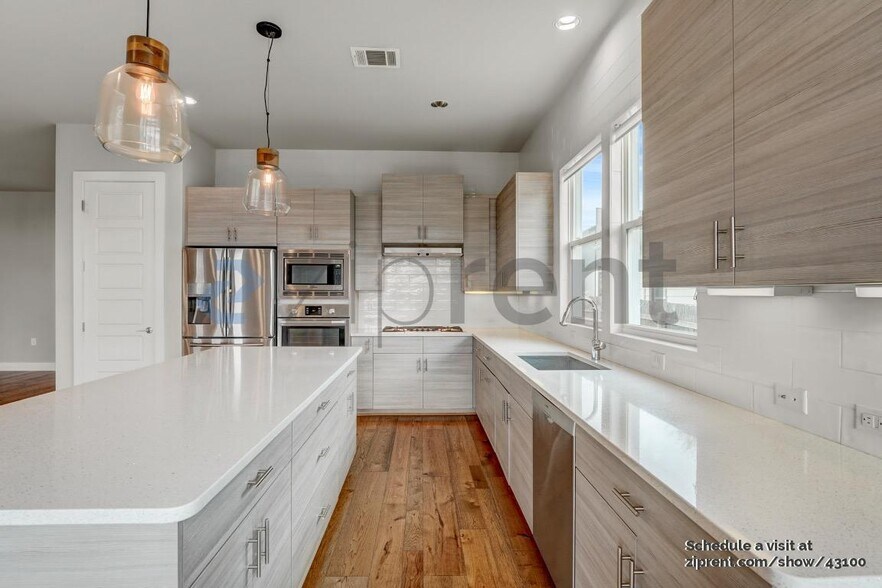 Building Photo - 6016 Seville Dr