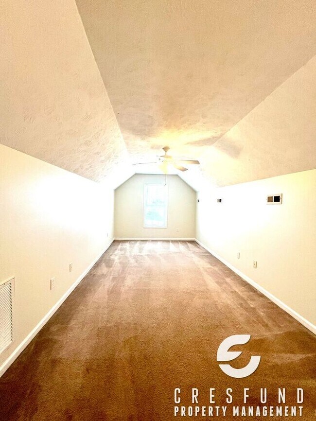 Building Photo - COZY AND CONVENIENT MINUTES FROM FT. BRAGG!