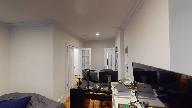 Building Photo - 6 Brimmer St