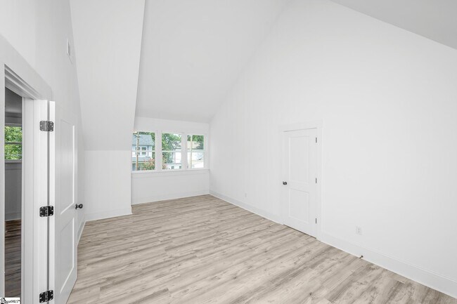 Building Photo - 305 Valley St