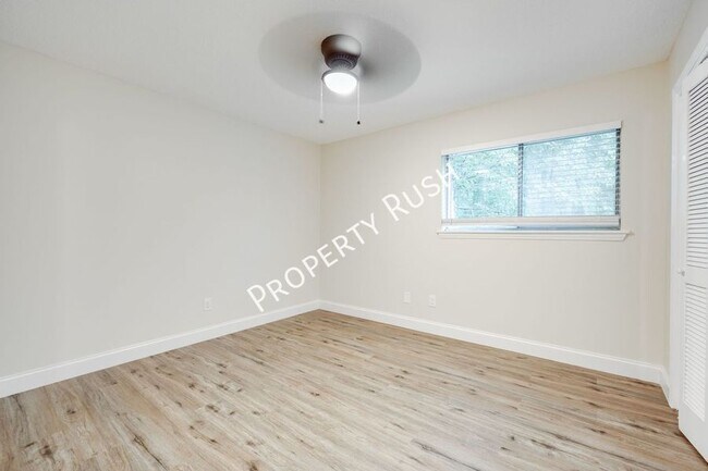 Building Photo - 2323 Green Forest Dr