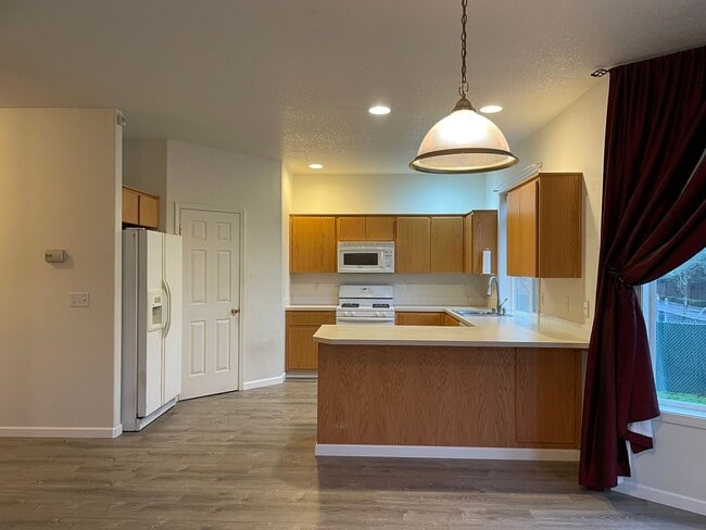 Building Photo - FANTASTIC 4 Bed 2.5 Bath Home in Salmon Cr...