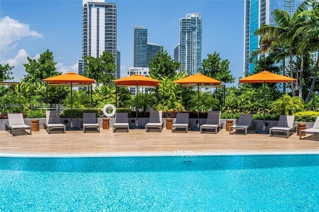 Building Photo - 700 NE 24th St