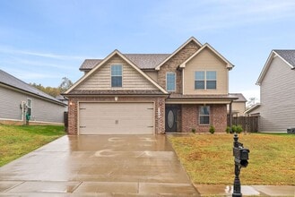 Building Photo - Pet Friendly Three Bedroom in Rossview!