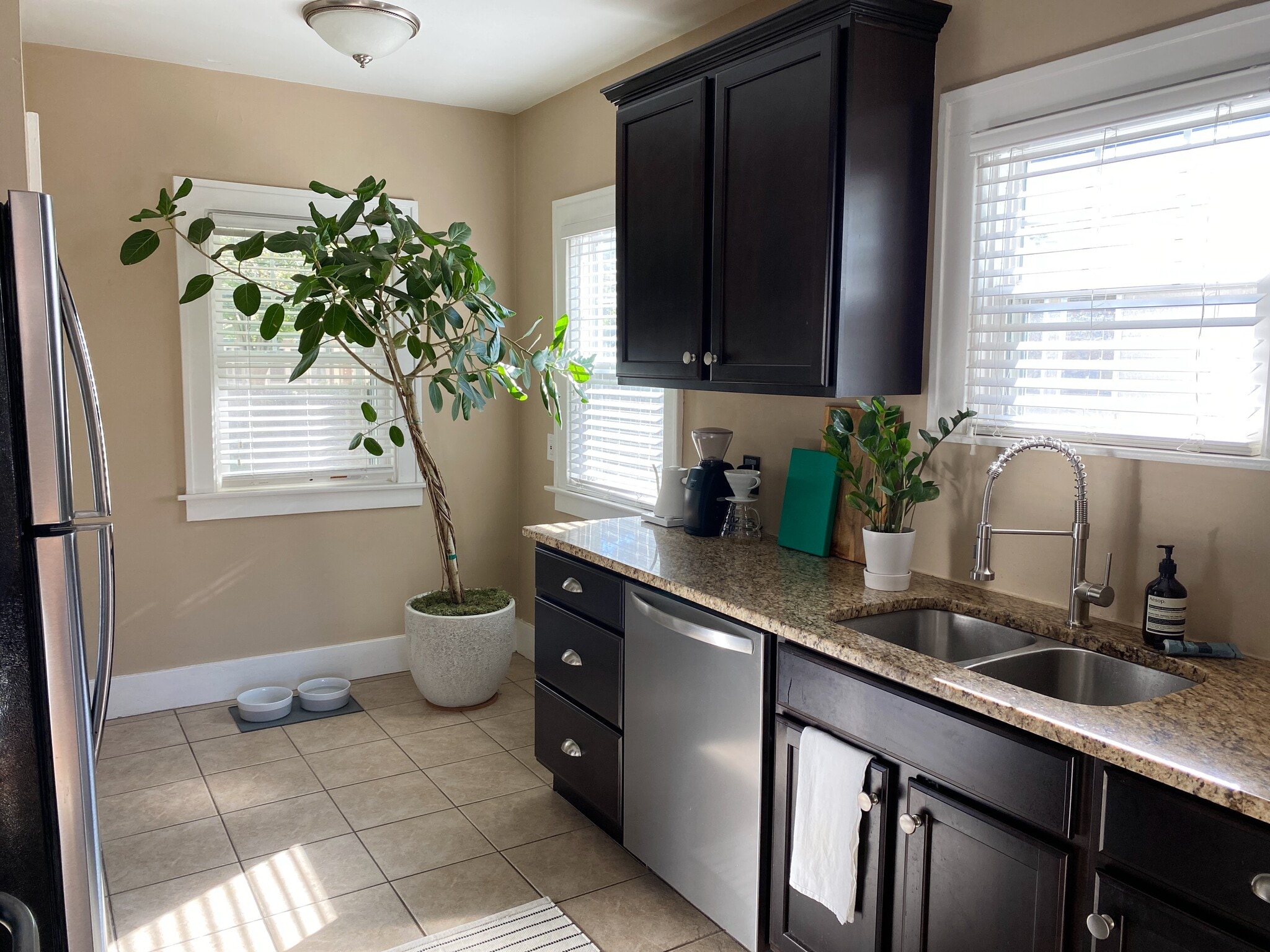 Building Photo - 1312 N Maple Ave