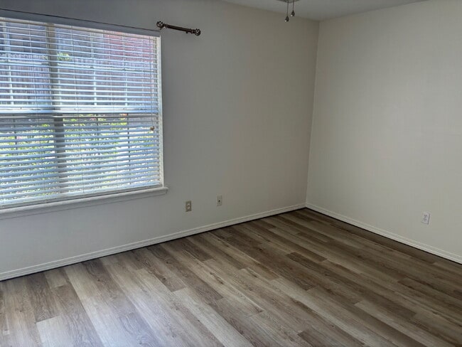 Building Photo - Two Bedroom 2 Full bath 11sqft Duplex for ...