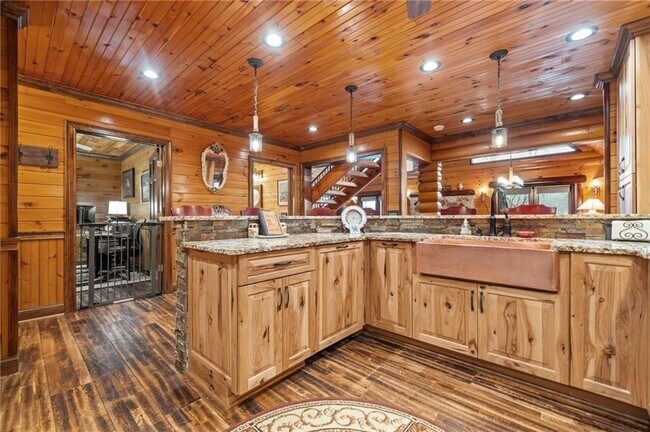 Building Photo - 5281 Laurel Ln