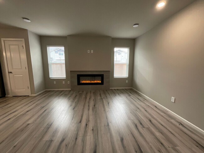 Building Photo - Beautiful 4 Bedroom, 2.5 Bath Home Availab...