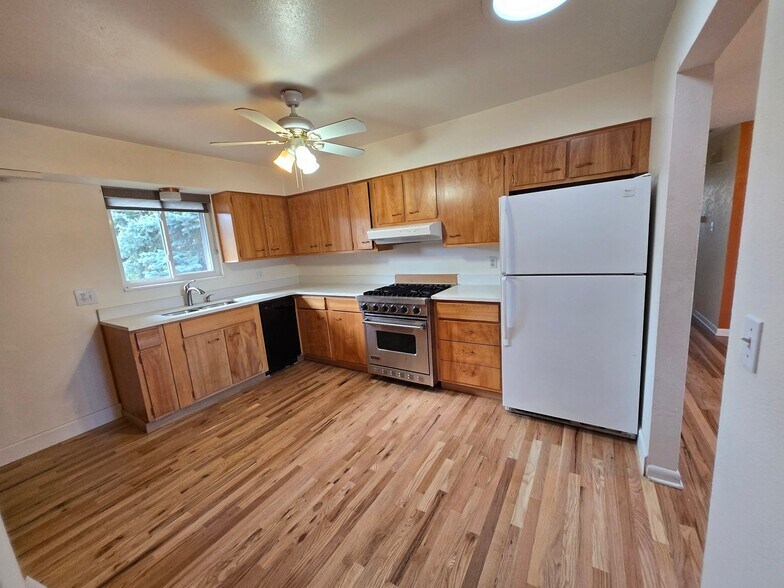Building Photo - 1621 Salvia St