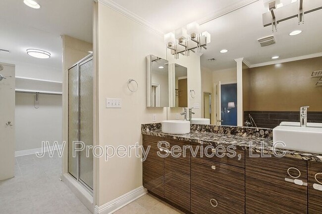 Building Photo - 5427 Charlotte Dr