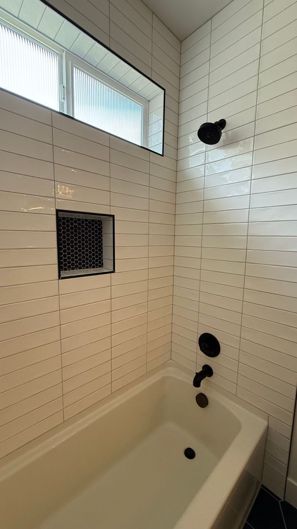 Building Photo - $900 move in bonus! Stunning & Spacious 2-...