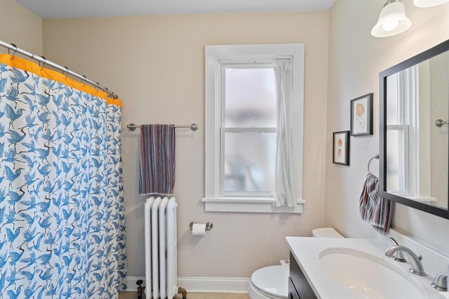 Building Photo - 3 Bedroom Bungalow in Riverwest