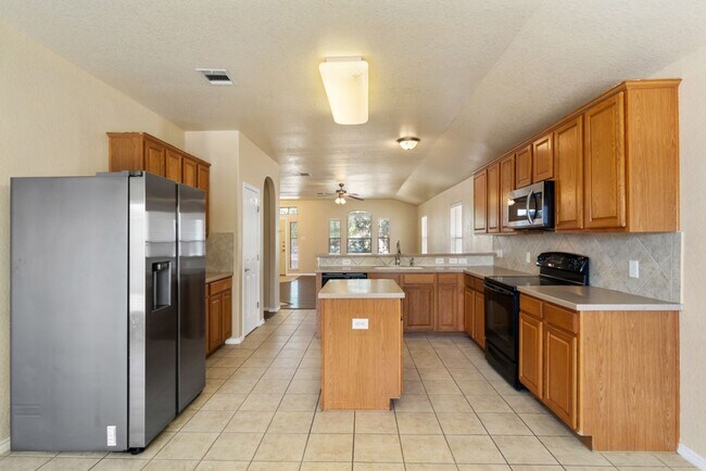 Building Photo - Charming Home Awaits: Spacious & Modern Li...