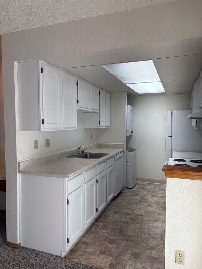 Building Photo - 2 bedroom with Wood Burning Fireplace In V...
