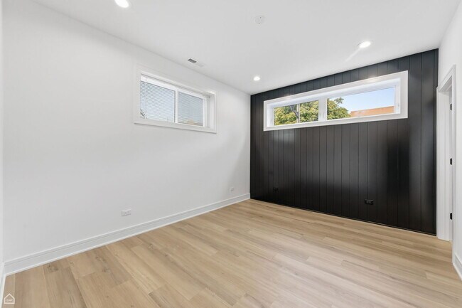 Building Photo - 3902 S Lake Park Ave