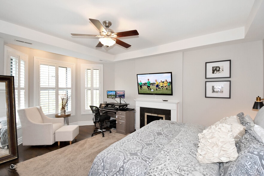 Master bed - 211 W Saint Paul Ave