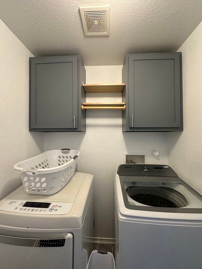 Building Photo - 2219 Boxer Palm