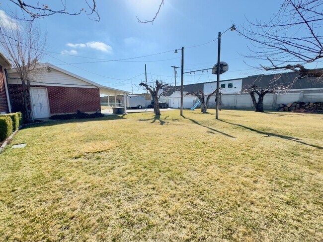 Building Photo - 1657 N 400 W
