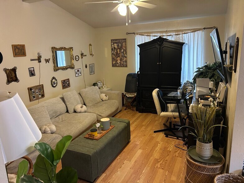 Den with natural light - 702 Cross Timbers Dr