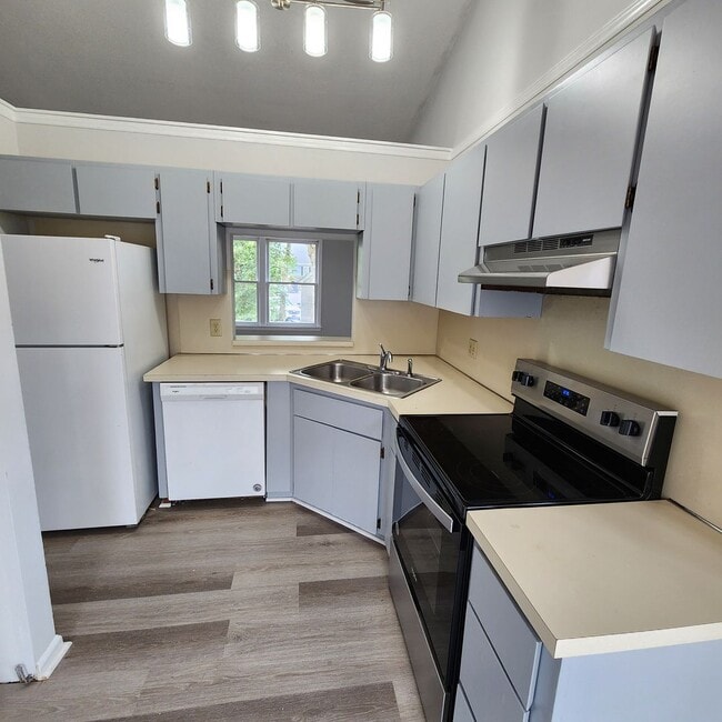 Building Photo - 3 Bedroom Townhome For Rent