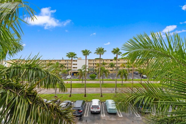 Building Photo - 2615 NE 1st Ct