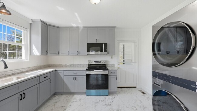 Building Photo - 3 bedroom White Oak home available NOW!