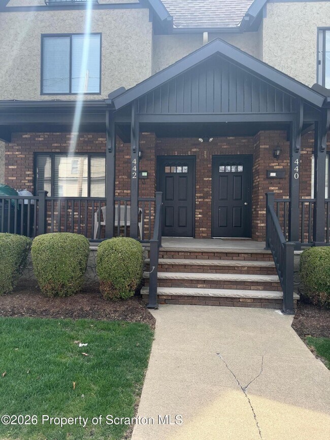 Building Photo - 442 Larch St