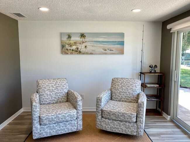 Building Photo - Completely remodeled waterfront condo!