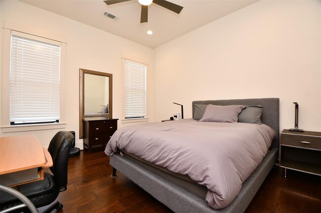 Building Photo - 3203 Blue Bonnet Blvd