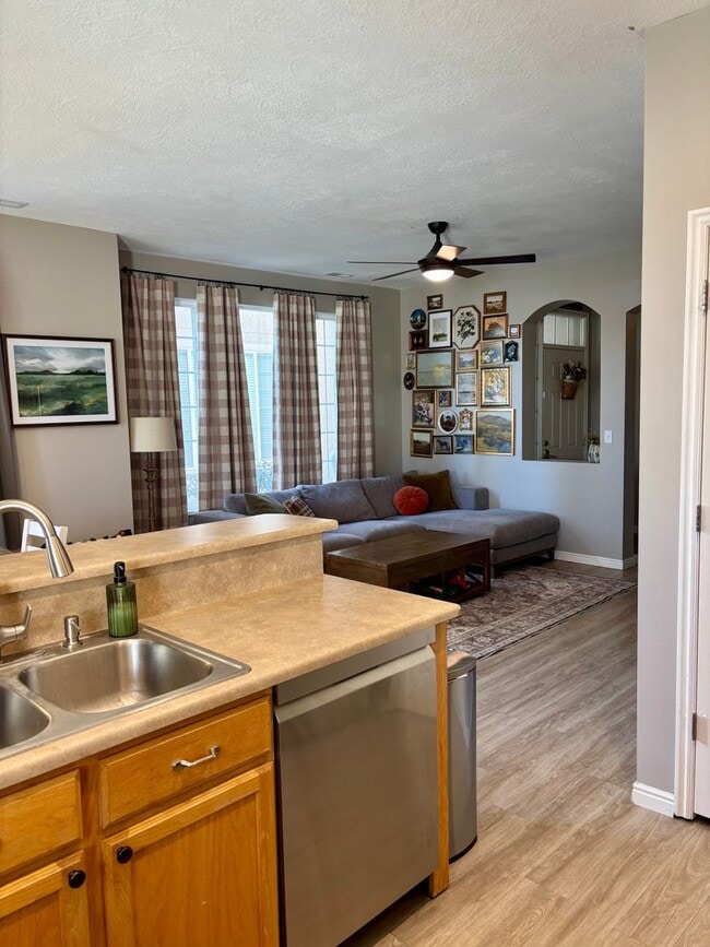 Building Photo - GORGEOUS Townhome!!!