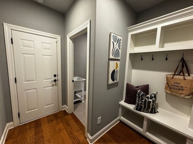 Building Photo - Spacious and luxurious with bonus room
