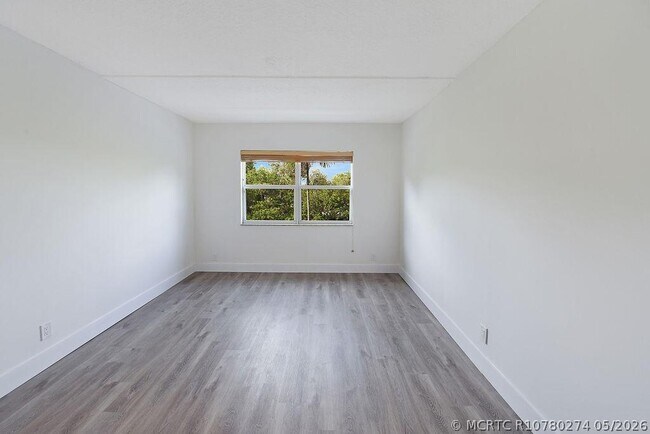 Building Photo - 1400 NE 57th Ct