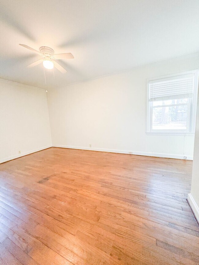 Building Photo - FIRST TWO WEEKS RENT FREE! 3 Bedroom 2 Bathroom with Detached Garage