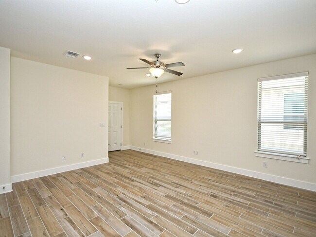 Building Photo - "Charming 3-Bed Condo Retreat with 2 Full Baths – 1475 Sq Ft of Comfort in Georgetown, TX!"