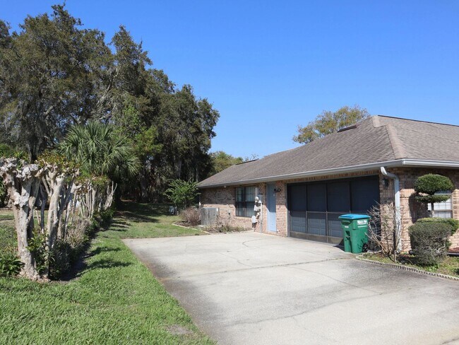 Building Photo - Beautiful Brick Home in Crystal Lakes Estate Call Carole Arcaro 386-216-4900 Deltona Lakes Realty