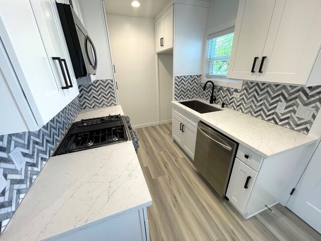 Building Photo - Remodeled Midtown Apartment- AC and Washer/Dryer!