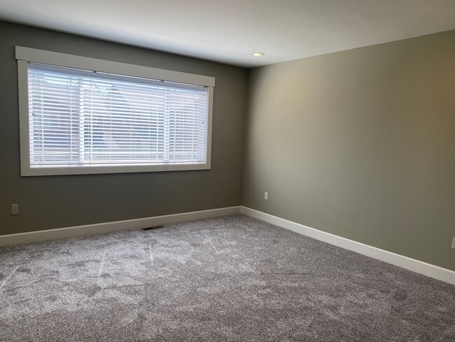 Building Photo - 3 Bedroom Townhome at The Vineyard