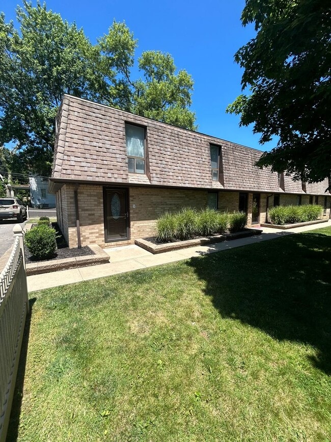 Building Photo - Modern 1 Bedroom Townhome in Prime Moon Township Location!