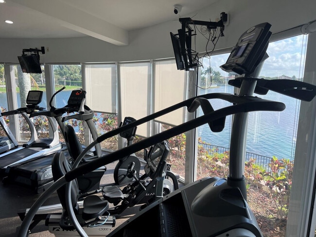 Building Photo - 4926 Ave