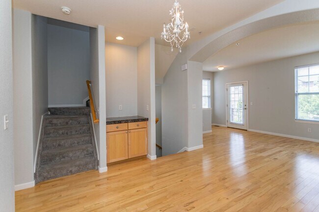 Building Photo - Downtown Living with Style & Views!