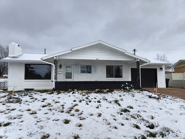 Building Photo - Charming 4 Bed/1.5 Bath Home!